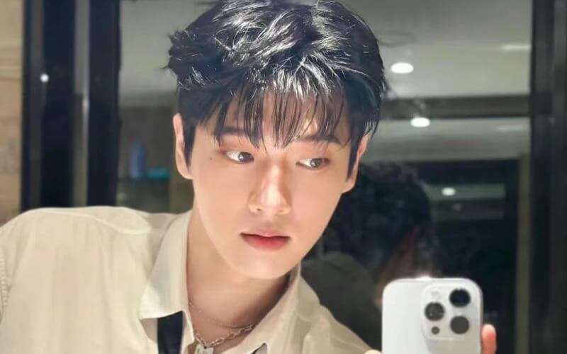 Tạo dáng thoải mái, tự tin