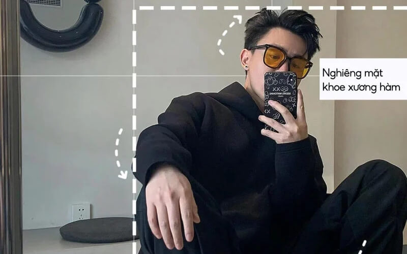 Chụp ảnh trước gương nam ngồi ghế