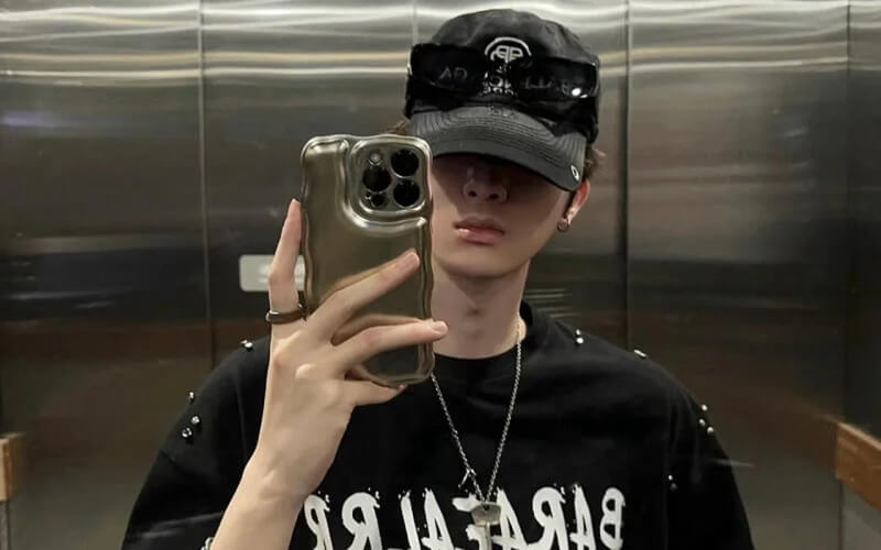 Tạo dáng chụp ảnh gương thang máy