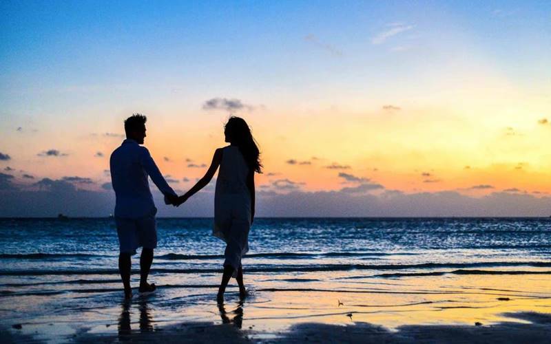 Nắm tay nhau đi dạo trên biển Nắm tay nhau đi dạo trên biển