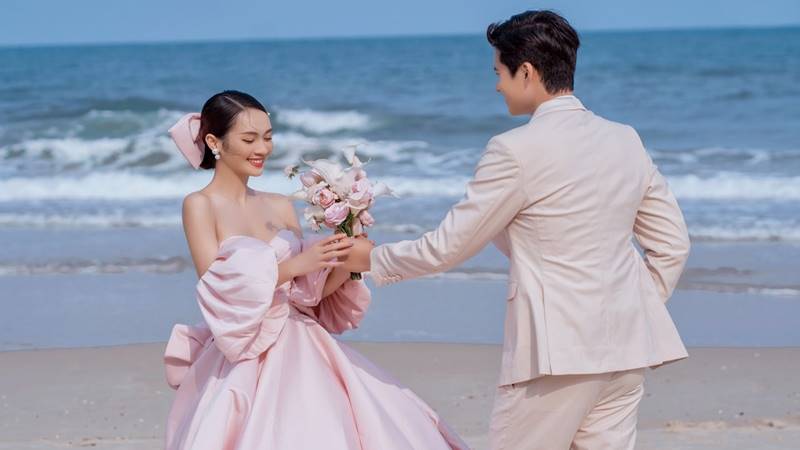 Tạo dáng chụp ảnh cưới ở biển Tạo dáng chụp ảnh cưới ở biển
