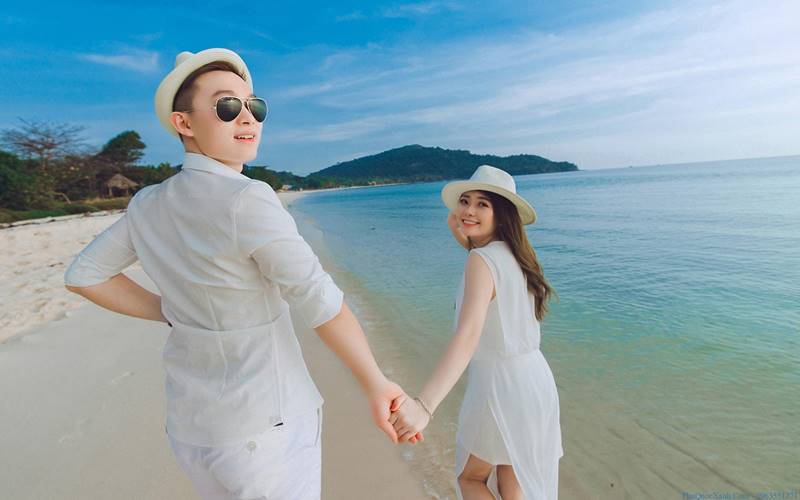 Cùng nhau vui đùa trên biển Cùng nhau vui đùa trên biển