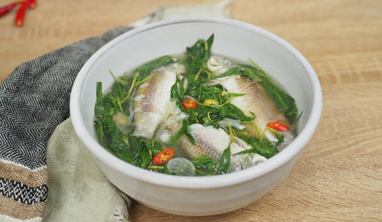 Vào bếp làm canh cá diếc nấu rau răm dân dã, đậm vị