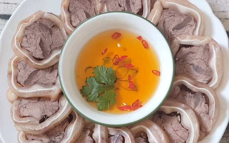 món tai heo cuộn bắp bò
