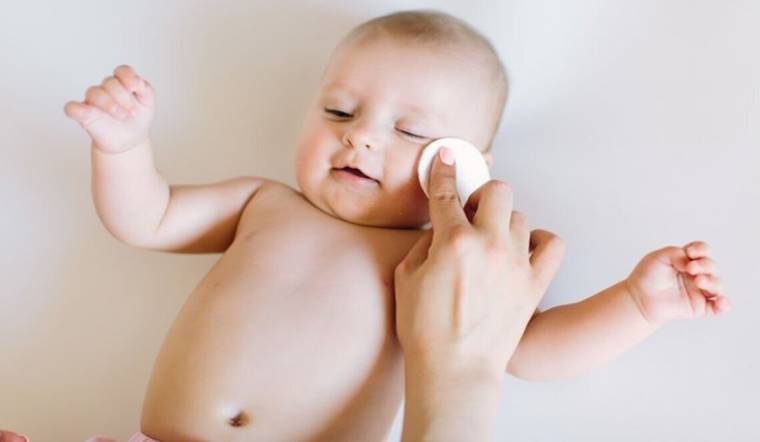 Mắt trẻ sơ sinh bị ghèn có sao không? Cách khắc phục