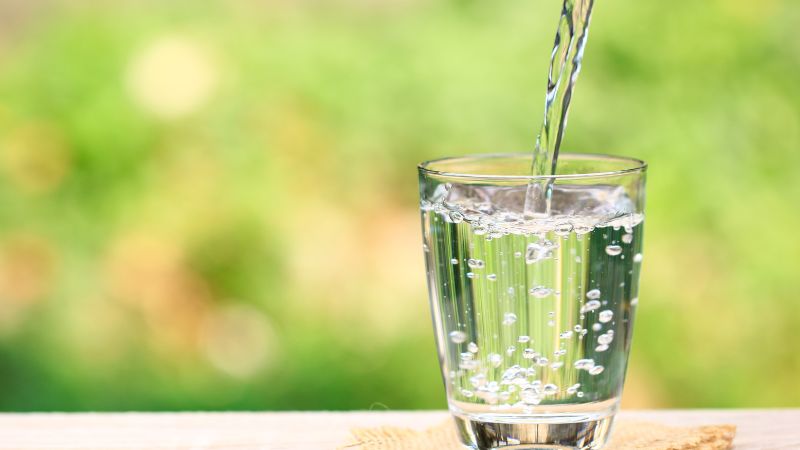 Người bị COVID-19 nên uống nước lọc