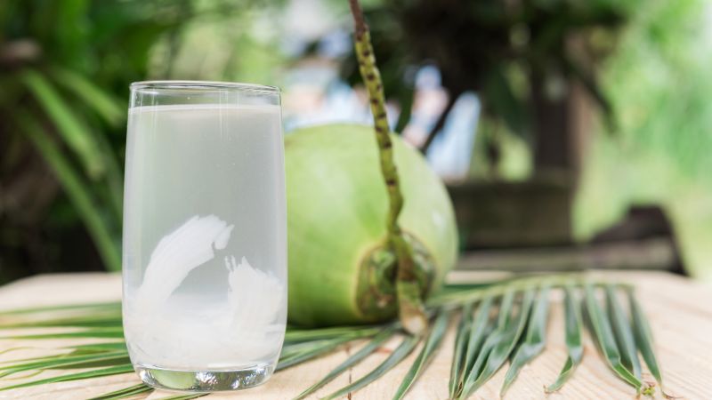 Người bị COVID-19 nên uống nước dừa 