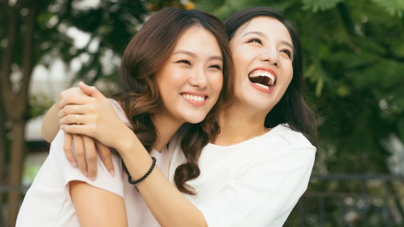 Tạo dáng ảnh đôi bạn thân nữ cười tươi cùng nhau