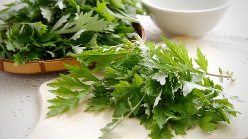 Xông mặt bằng lá tía tô và ngải cứu