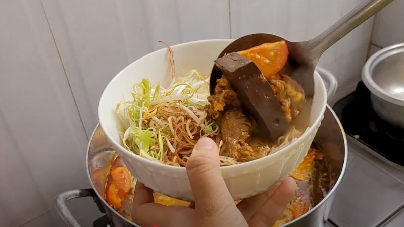 Múc bún bò ra tô