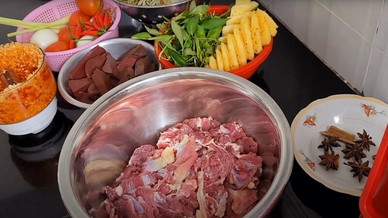 Nguyên liệu làm món bún bò rau răm Phan Thiết