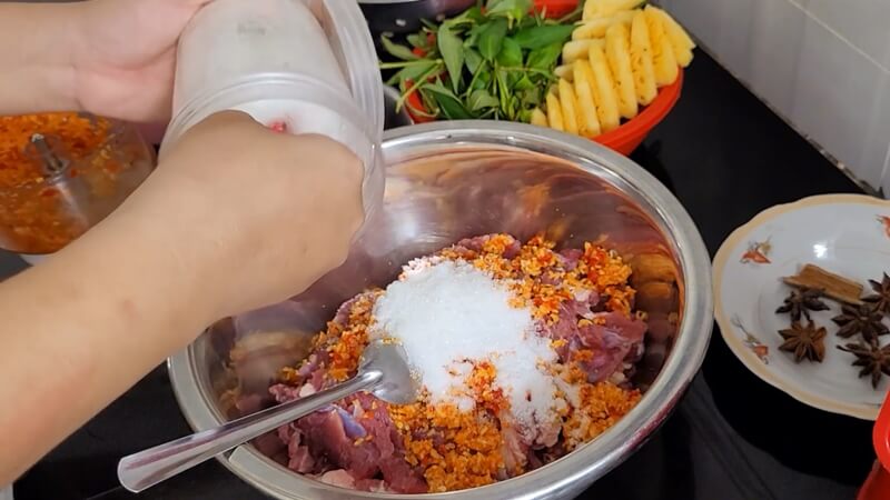 Sơ chế và ướp thịt bò