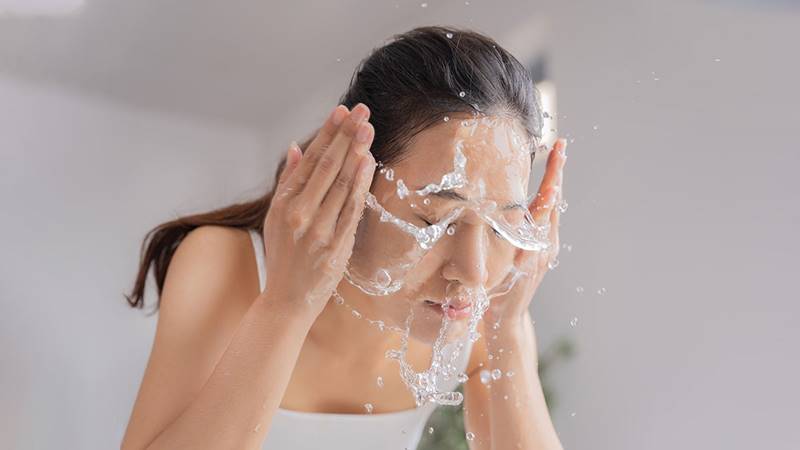 Rửa mặt bằng nước lạnh có tác dụng gì?