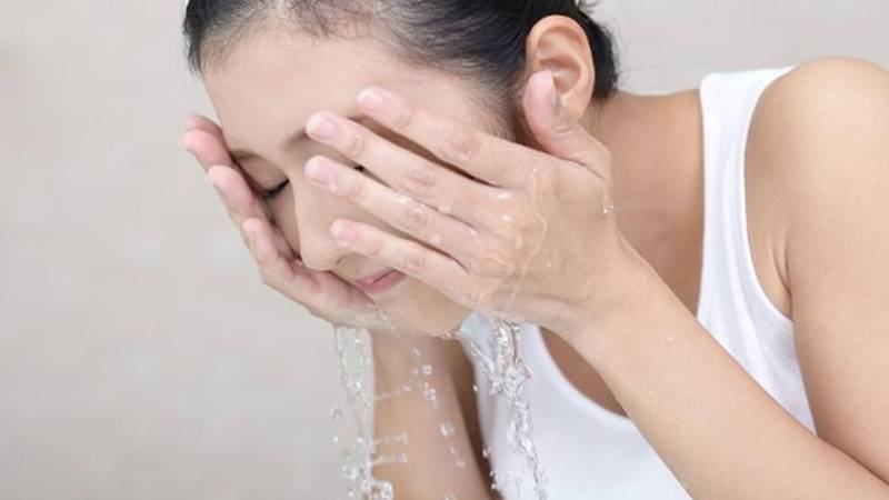 Cách rửa mặt bằng nước đá lạnh