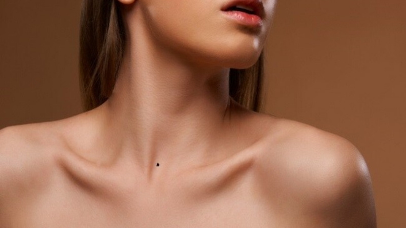 Nốt Ruồi Dưới Cổ