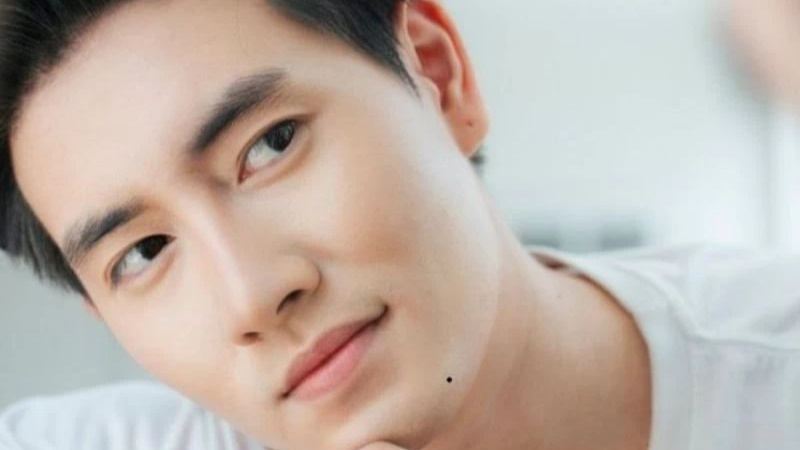 Nam giới sở hữu nốt ruồi dưới cằm thường có cuộc sống gia đình hòa thuận, ổn định