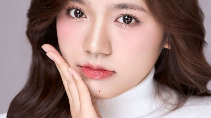 Nốt ruồi son thường tượng trưng cho vận may và tài lộc dồi dào