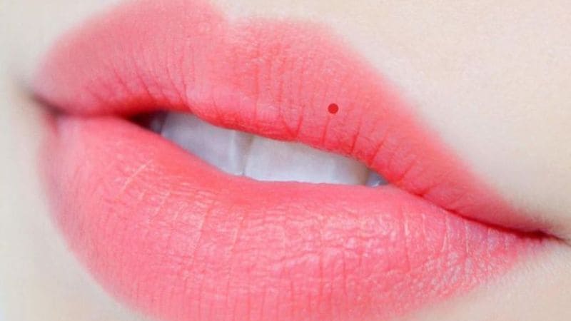 Nốt ruồi son ở môi trên bên phải thể hiện sự may mắn