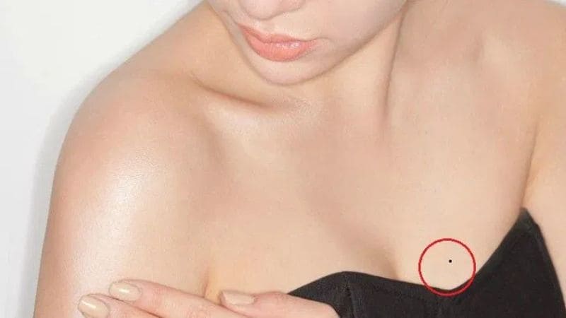 Nốt ruồi ở ngực trái thường liên quan đến tình duyên, cảm xúc
