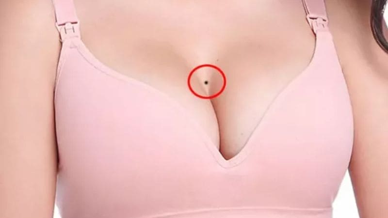 Tướng số tiết lộ vận mệnh, tài lộc qua nốt ruồi ngực