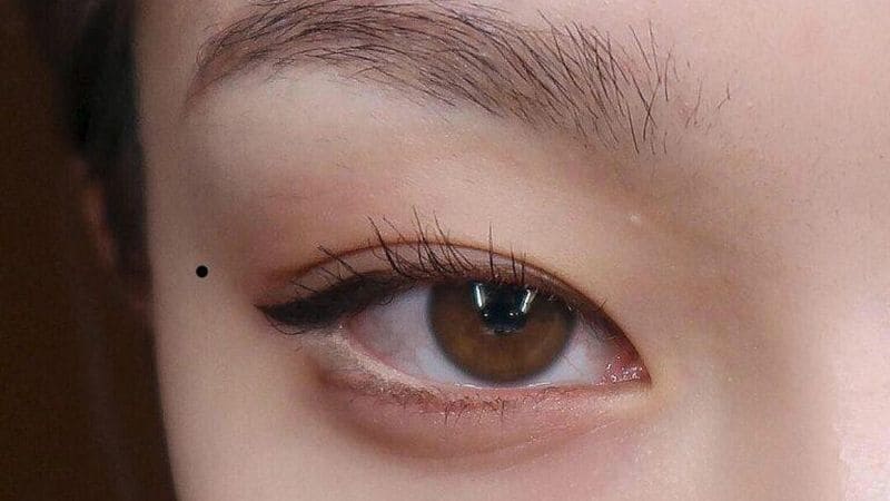 Xăm nốt ruồi ở khóe mắt có nên không? 3 Nốt ruồi dưới mắt có ý nghĩa gì? Giải mã bí mật về nốt ruồi dưới mắt