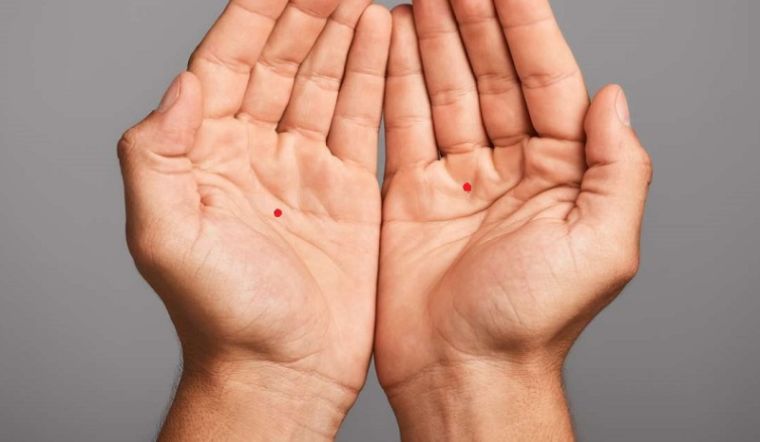 Nốt ruồi son trong lòng bàn tay tốt hay xấu? Giải mã ý nghĩa chi tiết