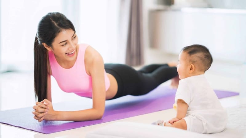 Tập luyện nhẹ nhàng giúp mẹ tăng tiết sữa mà không gây mùi khó chịu