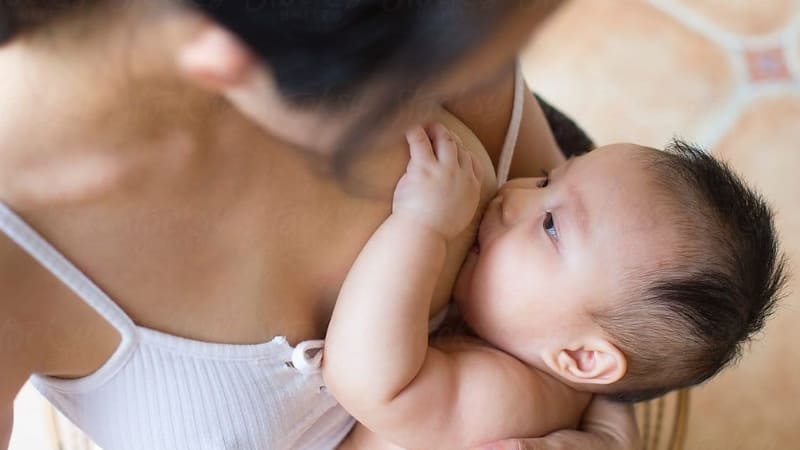 Dấu hiệu bé chậm tăng cân cảnh báo sữa mẹ thiếu dưỡng chất