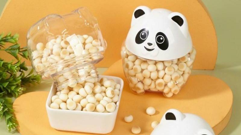 Bánh men bi giòn xốp, ngọt nhẹ, thường dùng trong lễ cúng rằm tháng 7 truyền thống