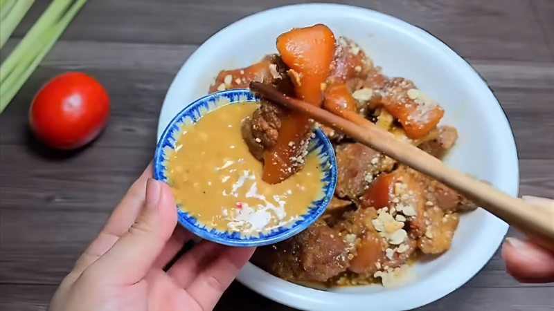 Giò heo mềm mại, hòa quyện cùng nước chấm béo ngậy tạo cảm giác ngon khó cưỡng