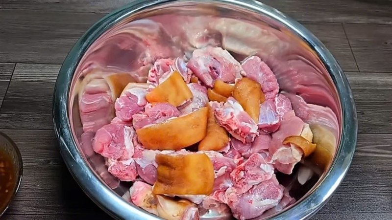 Sơ chế giò heo sạch sẽ
