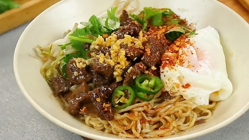 Ăn mì kèm topping béo và thiếu vận động dễ gây tích mỡ thừa