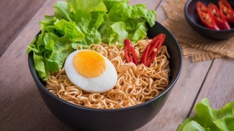 Thêm rau xanh vào mì Hảo Hảo giúp tăng chất xơ