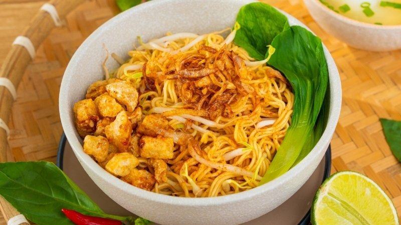 Mì trộn tóp mỡ giòn thơm, đậm đà vị thịt và nước sốt đặc biệt