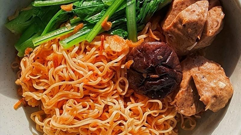 Mì trộn bò viên dai ngon, hòa quyện với nước sốt đậm vị