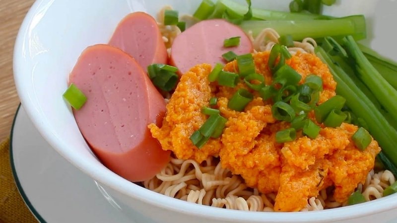 Mì trộn trứng muối bùi béo, làm tăng vị đậm đà cho món ăn