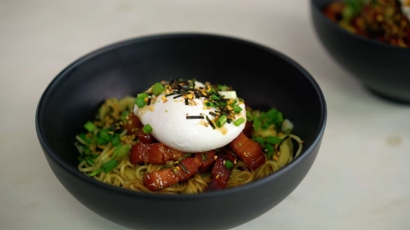 Mì trộn thịt ba chỉ sốt miso đậm đà, thơm ngon hấp dẫn