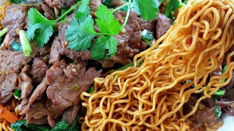 Mì trộn chua cay với vị nước sốt đậm đà, thích hợp cho người thích vị cay nhẹ