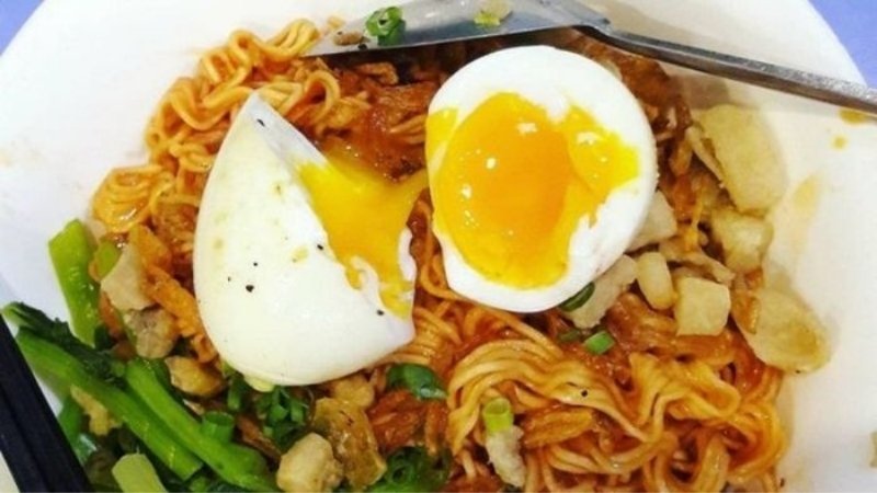 Mì trộn trứng lòng đào béo ngậy, hòa quyện cùng rau cải tươi ngon