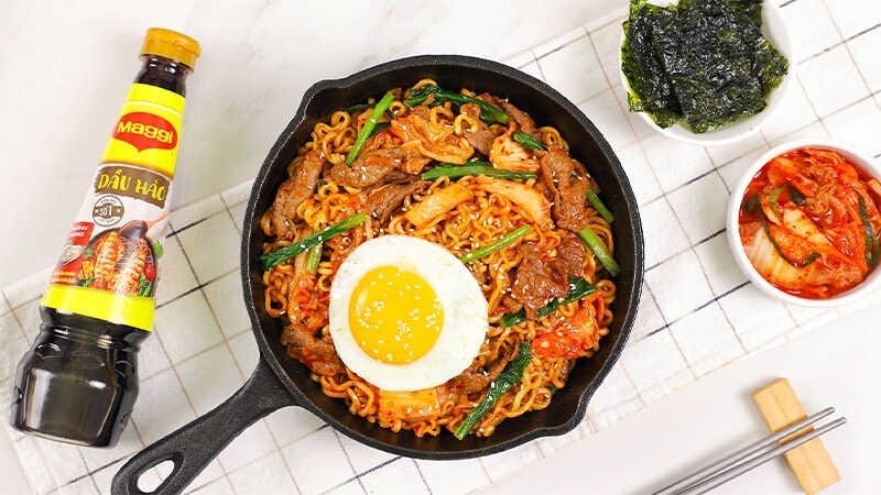 Mì trộn kiểu Hàn với thịt bò, kim chi và rau củ đầy màu sắc