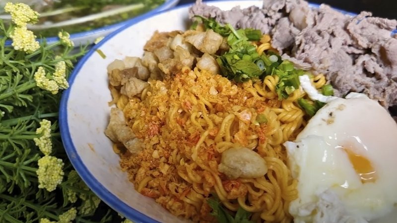 Mì trộn muối ớt cay nhẹ, kích thích vị giác với hương vị đậm đà
