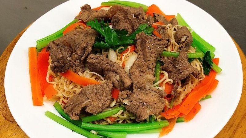 Mì trộn thịt bò mềm ngọt, kết hợp rau cải xanh tươi mát