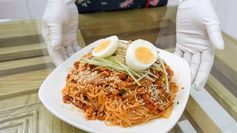 Mì trộn kim chi chua cay, mang đậm phong vị Hàn Quốc