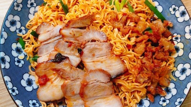 Mì trộn xá xíu thịt ba chỉ mềm ngon, đậm vị và thơm phức