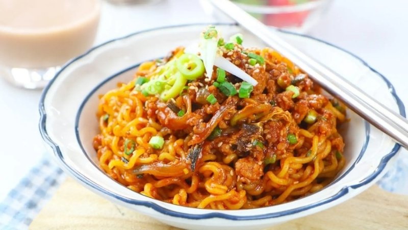 Mì trộn cay với vị tương ớt nồng nàn, thích hợp cho ngày se lạnh