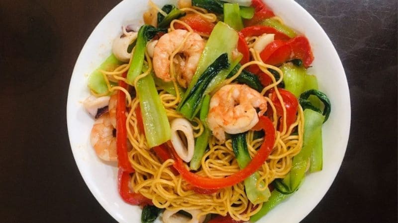 Mì trứng xào hải sản tươi ngon cùng dầu hào bào ngư đậm đà