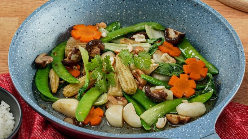 Món rau củ tươi ngon, kết hợp hương hạt điều và dầu hào bào ngư