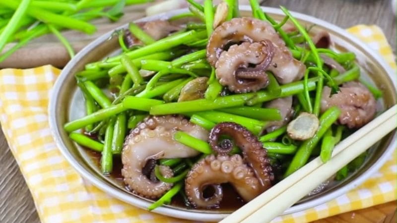 Bạch tuộc xào rau muống, tươi ngon, cân bằng vị