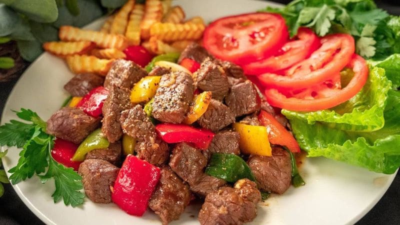 Thịt bò và rau củ xào chín tới với dầu hào bào ngư thơm ngon