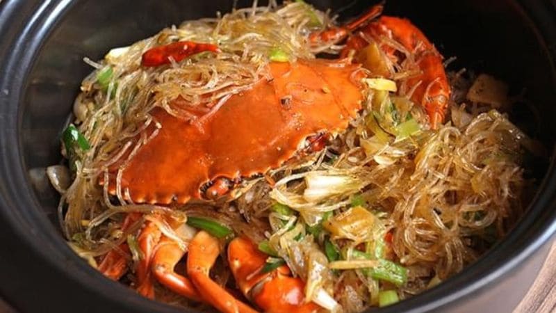 Miến đậu xanh xào thịt cua biển đậm đà, kết hợp nấm mèo đặc trưng